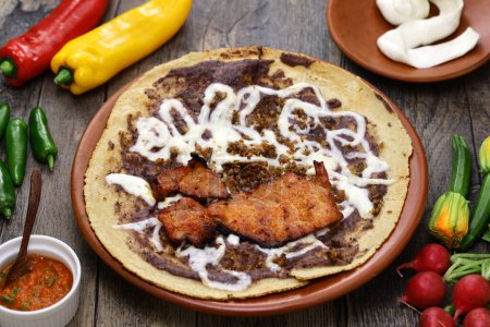 Téléchargez les photos : Tlayuda visage ouvert maison, pizza mexicaine - en image libre de droit