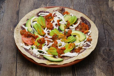 Téléchargez les photos : Tlayuda de légumes à visage ouvert maison (avant le barbecue au charbon de bois), pizza mexicaine - en image libre de droit