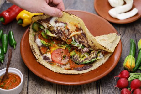 Téléchargez les photos : Tlayuda de légumes maison plié en deux, pizza mexicaine - en image libre de droit