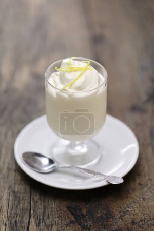 Téléchargez les photos : Lemon Syllabub, Dessert à la crème fouettée anglaise - en image libre de droit