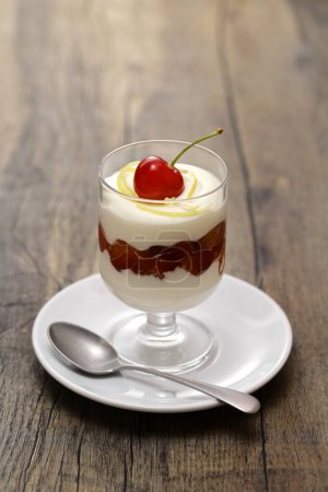 Téléchargez les photos : Cherry Lemon Syllabub, English Whipped Cream Dessert - en image libre de droit