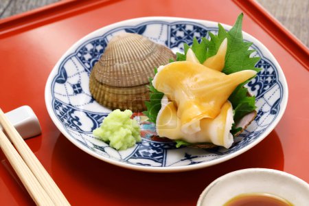 Téléchargez les photos : Ishikagegai (Coquille de mer de Béring) sashimi, fruits de mer japonais de luxe - en image libre de droit