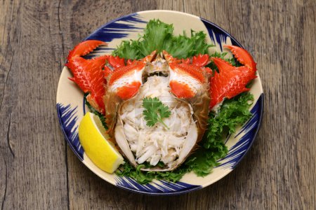 Téléchargez les photos : Crabe-clé bouilli (crabe grenouille rouge). La viande de crabe est desserrée et fourrée dans la coquille du crabe. - en image libre de droit