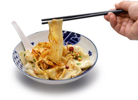 Téléchargez les photos : Ramasser des nouilles Biangbiang avec des baguettes, cuisine chinoise Shaanxi - en image libre de droit
