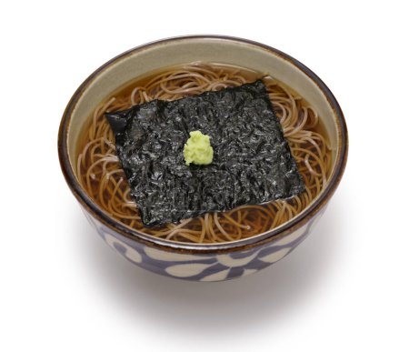 Téléchargez les photos : Hanamaki soba, nouilles de sarrasin garnies de nori (algues comestibles séchées) et wasabi. Nourriture traditionnelle japonaise. - en image libre de droit