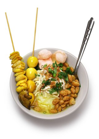Téléchargez les photos : Bubur ayam, un plat de bouillie indonésien. petit déjeuner agrafe isolé sur fond blanc. - en image libre de droit