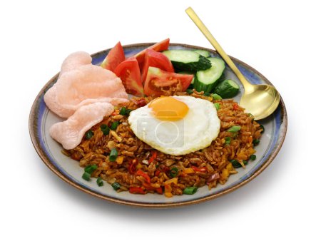 Téléchargez les photos : Nasi goreng, riz frit indonésien isolé sur fond blanc - en image libre de droit