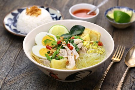 Téléchargez les photos : Soto Ayam, une soupe indonésienne de nouilles au poulet - en image libre de droit