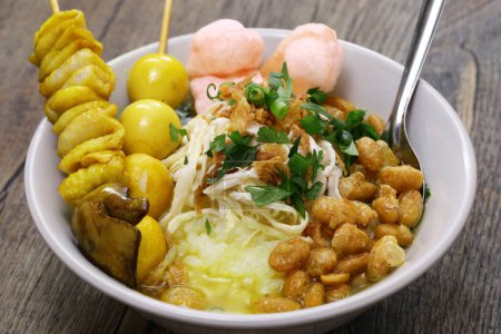 Téléchargez les photos : Bubur ayam, un poulet indonésien congee. agrafe petit déjeuner. - en image libre de droit