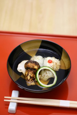Téléchargez les photos : Suimono (soupe claire de style japonais) aux champignons Matsutake et Hamo (brochet anguille conger)). - en image libre de droit