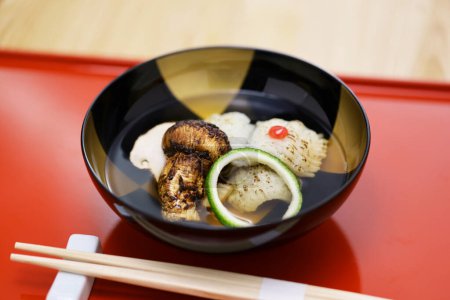 Téléchargez les photos : Suimono (soupe claire de style japonais) aux champignons Matsutake et Hamo (brochet anguille conger)). - en image libre de droit