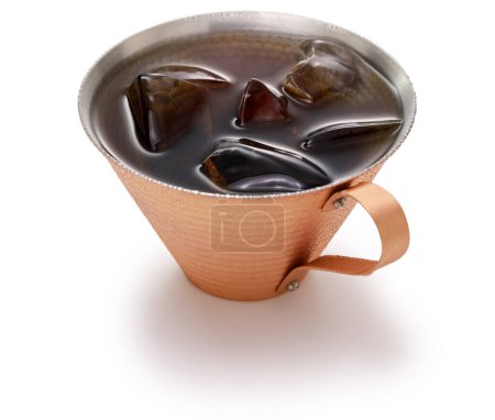 Téléchargez les photos : Café infusé froid dans une tasse de cuivre. - en image libre de droit