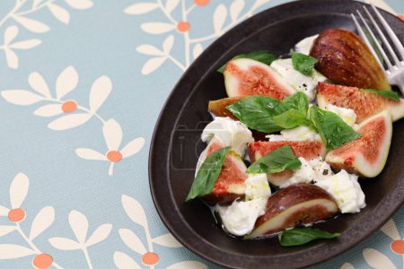 Téléchargez les photos : Salade de figue caprese (figue, mozzarella et basilic) - en image libre de droit