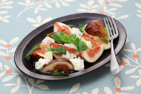 Téléchargez les photos : Salade de figue caprese (figue, mozzarella et basilic) - en image libre de droit
