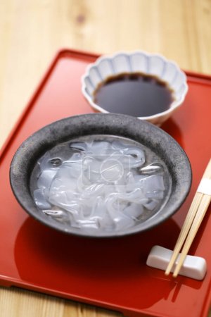 Téléchargez les photos : Kudzu Kiri (nouilles à l'amidon d'arrow-root japonais avec sirop de sucre brun) est un dessert japonais populaire en été. - en image libre de droit