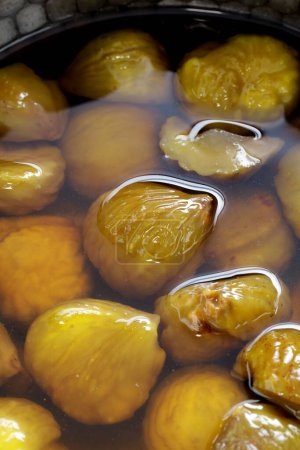 Téléchargez les photos : Faire des marrons confits. Cuisine japonaise - en image libre de droit