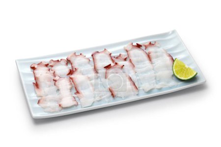 Téléchargez les photos : Sashimi au poulpe émincé, cuisine japonaise isolée sur fond blanc - en image libre de droit