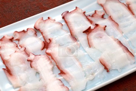 Téléchargez les photos : Sashimi à la pieuvre émincée, cuisine japonaise, gros plan - en image libre de droit