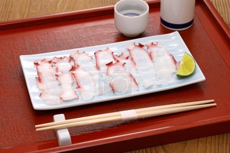 Téléchargez les photos : Sashimi au poulpe émincé, cuisine japonaise - en image libre de droit