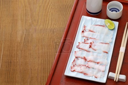 Téléchargez les photos : Sashimi au poulpe émincé, cuisine japonaise - en image libre de droit