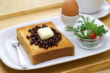 Téléchargez les photos : Beurre et haricots adzuki sucrés sur pain grillé, petit déjeuner de spécialité Nagoya, nourriture japonaise - en image libre de droit