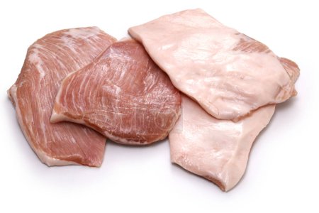 Téléchargez les photos : Viande de bajoue de porc isolée sur fond blanc - en image libre de droit