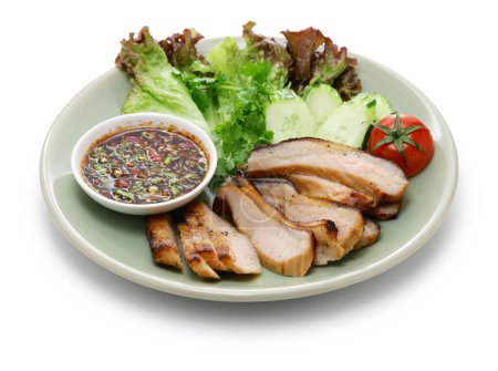 Téléchargez les photos : Kor Moo Yang (viande de bajoue de porc grillée au charbon de bois), cuisine thaïlandaise Isan - en image libre de droit