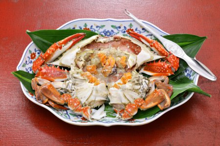 Téléchargez les photos : Crabe bleu japonais cuit à la vapeur (watarigani), cuisine japonaise - en image libre de droit