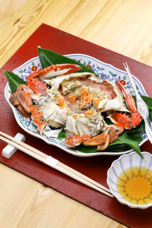 Téléchargez les photos : Crabe bleu japonais cuit à la vapeur (watarigani), cuisine japonaise - en image libre de droit