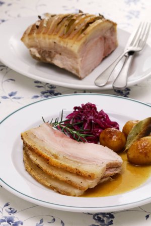 Téléchargez les photos : Flskesteg, rôti de porc danois pour le dîner de Noël, plat national du Danemark - en image libre de droit