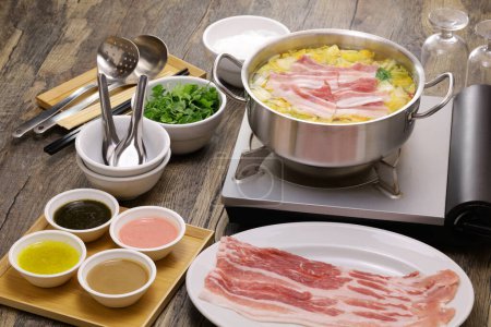 Téléchargez les photos : Hotpot taïwanais avec cornichons de chou chinois aigre et ventre de porc. hiver gourmet. - en image libre de droit