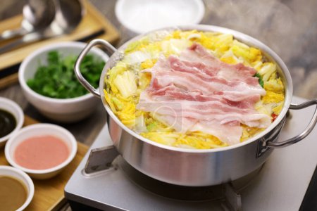 Téléchargez les photos : Hotpot taïwanais avec cornichons de chou chinois aigre et ventre de porc. hiver gourmet. - en image libre de droit