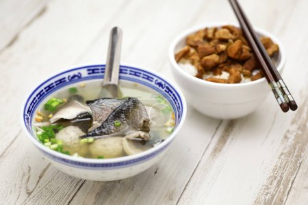 Téléchargez les photos : Soupe de peau de poisson-lait et riz braisé taïwanais à la viande de porc. - en image libre de droit