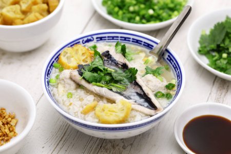 Téléchargez les photos : Congee taïwanais avec ventre de poisson-lait et boules de poisson-lait. - en image libre de droit