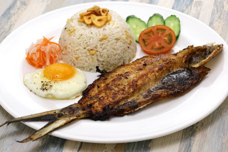 Téléchargez les photos : Bangsilog (poisson-lait, riz frit et oeuf), petit déjeuner traditionnel philippin - en image libre de droit