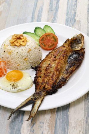 Téléchargez les photos : Bangsilog (poisson-lait, riz frit et oeuf), petit déjeuner traditionnel philippin - en image libre de droit