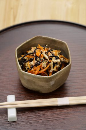 Téléchargez les photos : Algues hijiki mijotées, cuisine japonaise - en image libre de droit