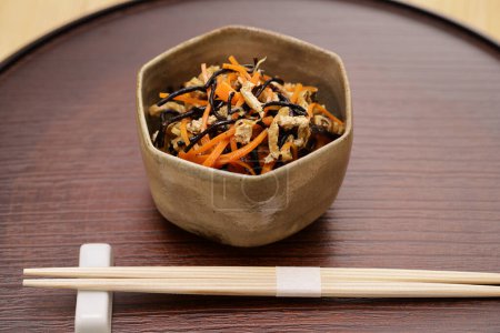 Téléchargez les photos : Algues hijiki mijotées, cuisine japonaise - en image libre de droit