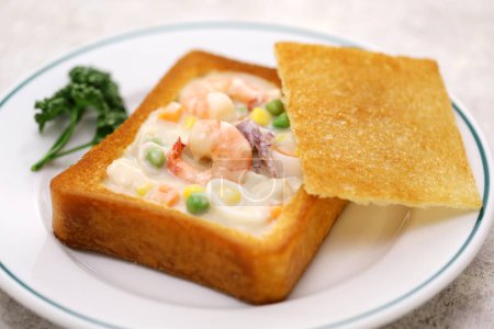 Téléchargez les photos : Pain de cercueil, nourriture taïwanaise C'est pain blanc qui a été frit dans l'huile, avec le centre creusé et farci avec de la chaudrée de fruits de mer. - en image libre de droit