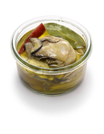 Téléchargez les photos : Huîtres marinées maison à l'huile d'olive - en image libre de droit