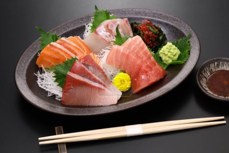 Téléchargez les photos : Divers sashimis ; thon (gras moyen), saumon, limande à queue jaune et daurade. authentique salle à manger japonaise. - en image libre de droit