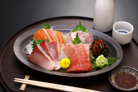 Téléchargez les photos : Divers sashimis ; thon (gras moyen), saumon, limande à queue jaune et daurade. authentique salle à manger japonaise. - en image libre de droit