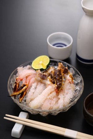 Téléchargez les photos : Sashimi de crabe royal rouge japonais. Par le shabu-shabu froid, la viande des pattes de crabe devient comme une fleur qui fleurit. - en image libre de droit