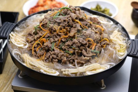 Téléchargez les photos : Pot de bulgogi de bœuf de style Séoul, plat coréen à barbecue - en image libre de droit
