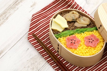Téléchargez les photos : Bento japonais maison de printemps (boîte à lunch ) - en image libre de droit