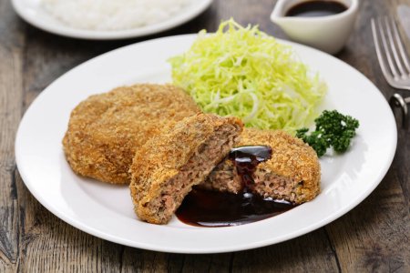 Téléchargez les photos : Menchikatsu maison (escalope de viande hachée), cuisine occidentale japonaise - en image libre de droit