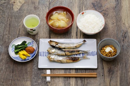 traditionelles japanisches Frühstücksgericht; gegrillter Fisch, Reis, Misosuppe, Natto und Essiggurken.