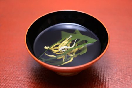 Téléchargez les photos : Soupe claire avec gobie glacé et algues de wakame, une délicatesse japonaise de fruits de mer - en image libre de droit