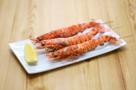 Téléchargez les photos : Brochettes de crevettes Kuruma grillées, nourriture japonaise - en image libre de droit