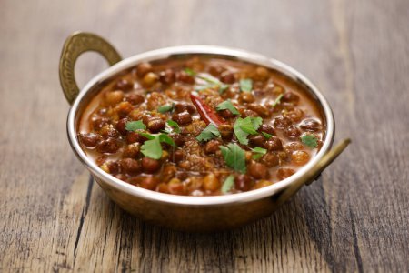 Téléchargez les photos : Kala chana masala, curry de pois chiches noirs à l'indienne. nourriture végétarienne. - en image libre de droit
